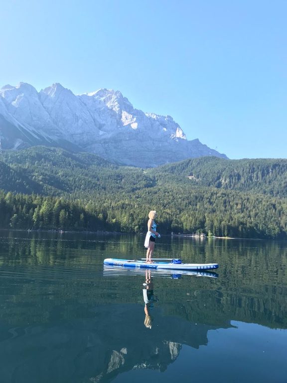 Bernadette Areal auf dem Stand-up-Paddle am Eibsee mit Zugspitze im Hintergrund